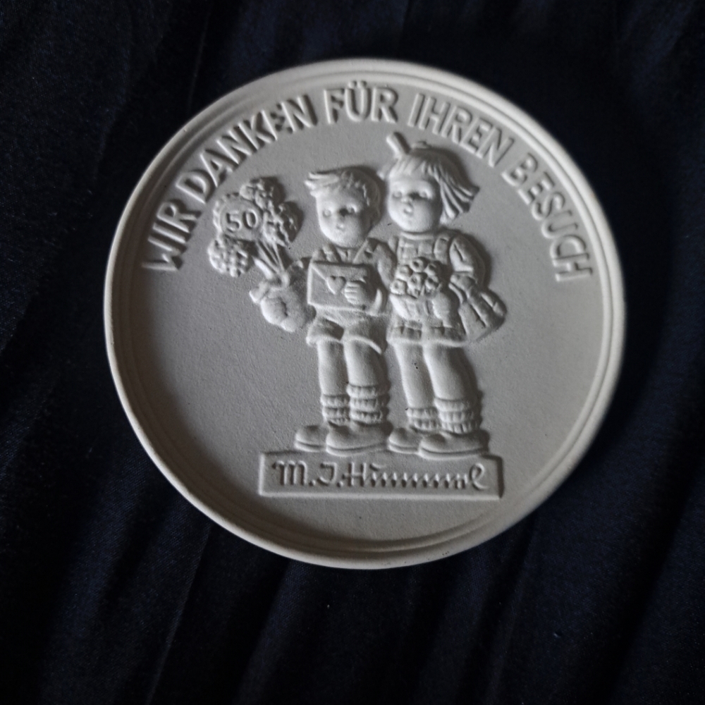 VINTAGE 1985 GOEBEL FACTORY SOUVENIR 4" PORCELAIN MEDALLION- HUMMEL CHILDREN